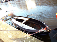 Лодка традиционного для Голландии типа, с характерных завалом ширстрека внутрь корпуса и с обводами типа моногедрон. Материал корпуса: сталь