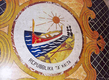 Дайса на гербе Мальты. (Валетта, Дворец правительства).